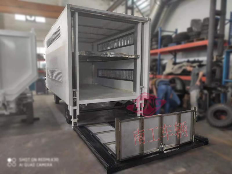 5吨厢式乐鱼（中国）带垂直升降尾板工具拖车